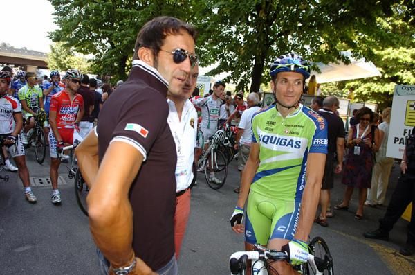 Italian national director Franco Ballerini speaks with Ivan Basso (Liquigas).