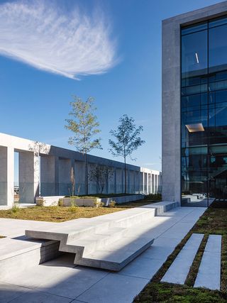 The headquarters is home to some 800 employees, who can make use of the several outdoors options