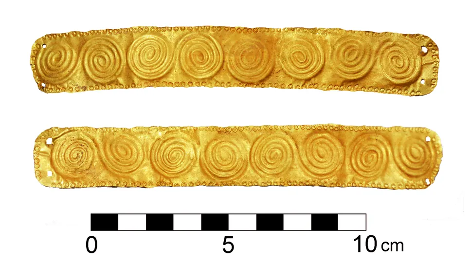 Un pendentif en or « fleur de lotus » de l’époque de la reine Néfertiti découvert à Chypre (diaporama + vidéo sur Bidfoly.com) By Jack35 B7YFDpb6rB62cd6n4HxJaL-970-80.jpg