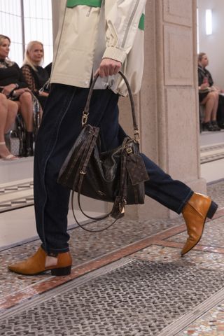 B7ar3Jth8QVGh4wvMZC4Rg-320-80 كل ما يجب معرفته عن حقيبة Louis Vuitton Express الجديدة