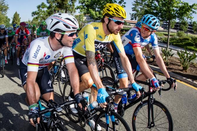 Cavendish and Wiggins lead the peloton at the start of the stage