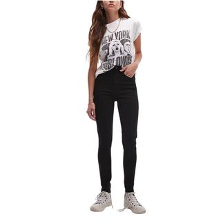 Model wearing Topshop Jamie jeans