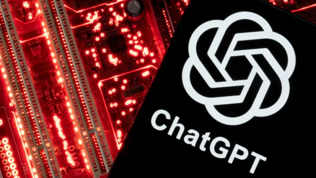 El logotipo de ChatGPT en la pantalla de un dispositivo, con un fondo de luces rojas que parecen provenir de una placa de circuitos electrónicos, lo que sugiere una conexión con tecnología o inteligencia artificial. El logo, que destaca en blanco, contrasta con el fondo rojo brillante y simboliza la integración de ChatGPT en el ámbito tecnológico.