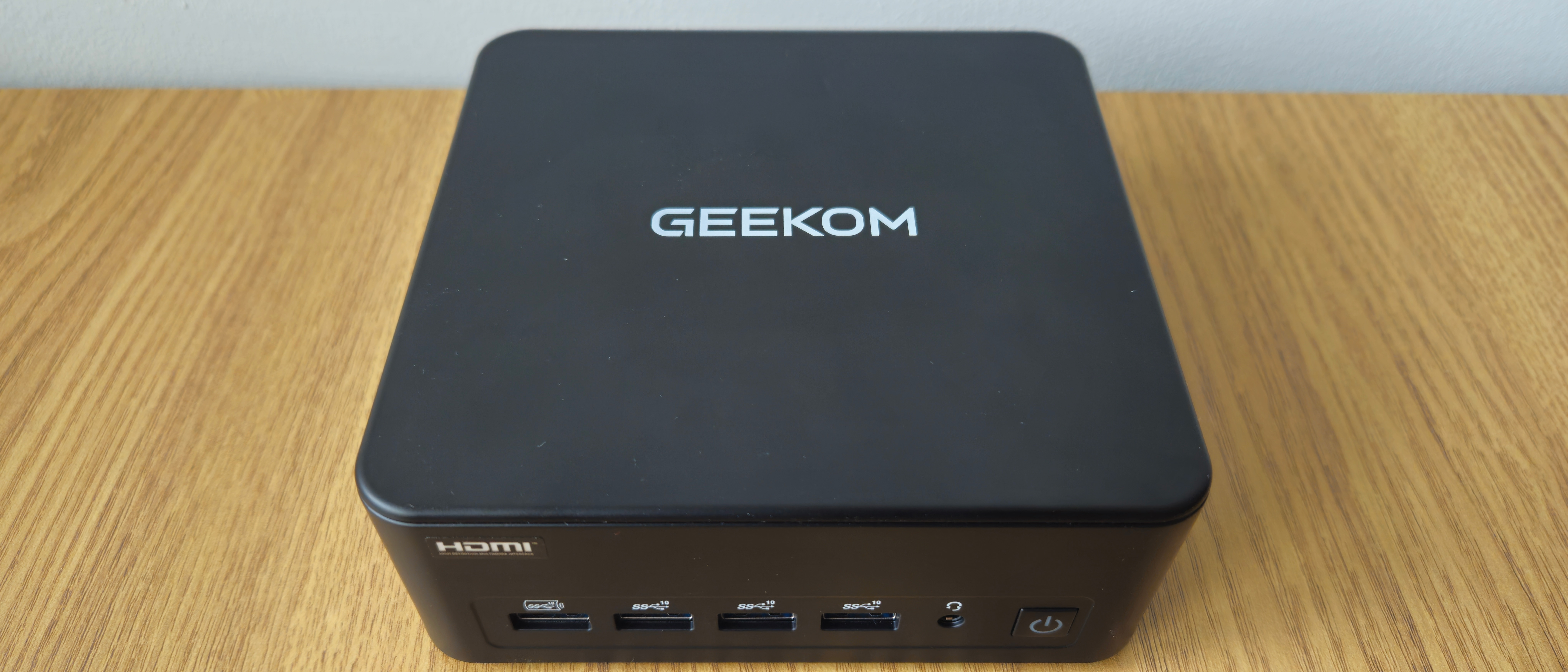 The Geekom ITI3 on a desk