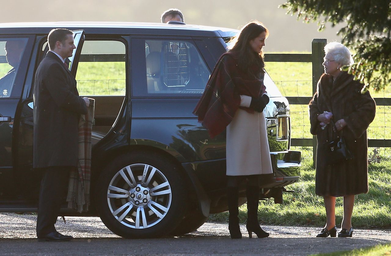 La reine Elizabeth et Catherine, duchesse de Cambridge, arrivent pour un service le jour de Noël à Sandringham le 25 décembre 2013 à Kings Lynn, en Angleterre.