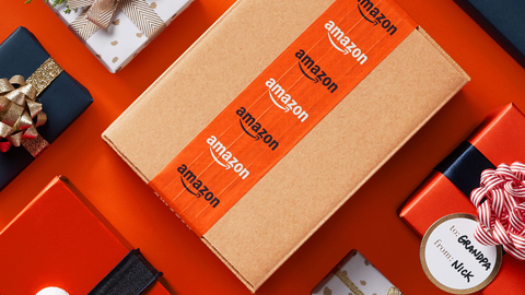 Amazon-Paket verpackt in saisonaler Verpackung