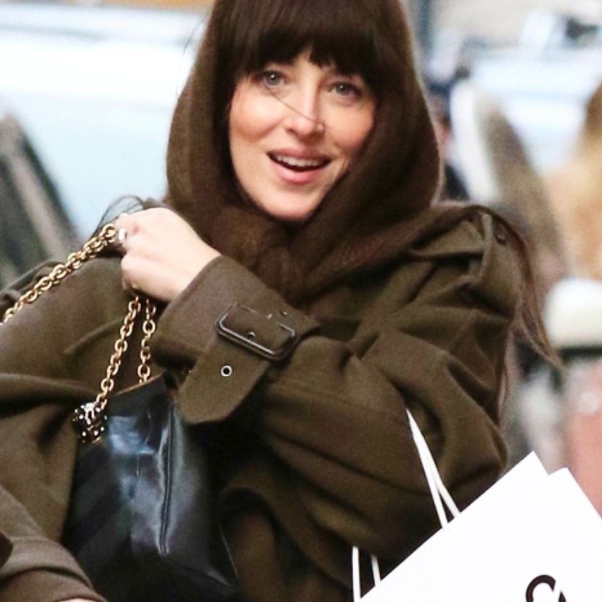 Sorry, Blanket Scarves: Dakota Johnson's Replacement Is the Secret to Elegant Outfits When It's 30º or Lower