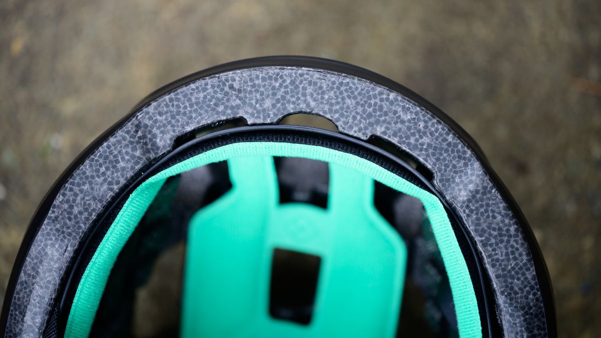 Lazer Tonic Kineticore venting behind front pads