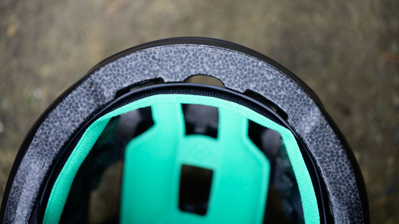 Lazer Tonic Kineticore venting behind front pads