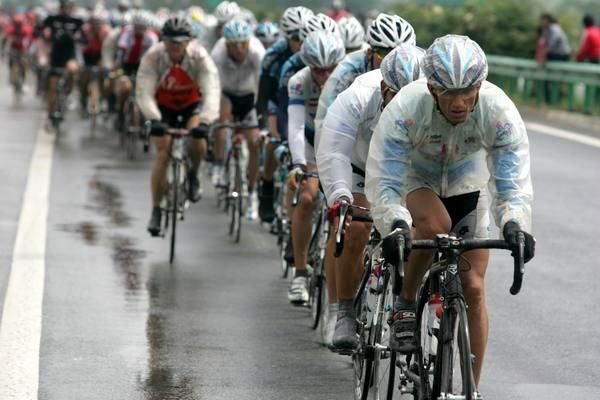 Hossien Askari (Tabriz) leads the bunch, making sure the break doesn't get too far ahead.