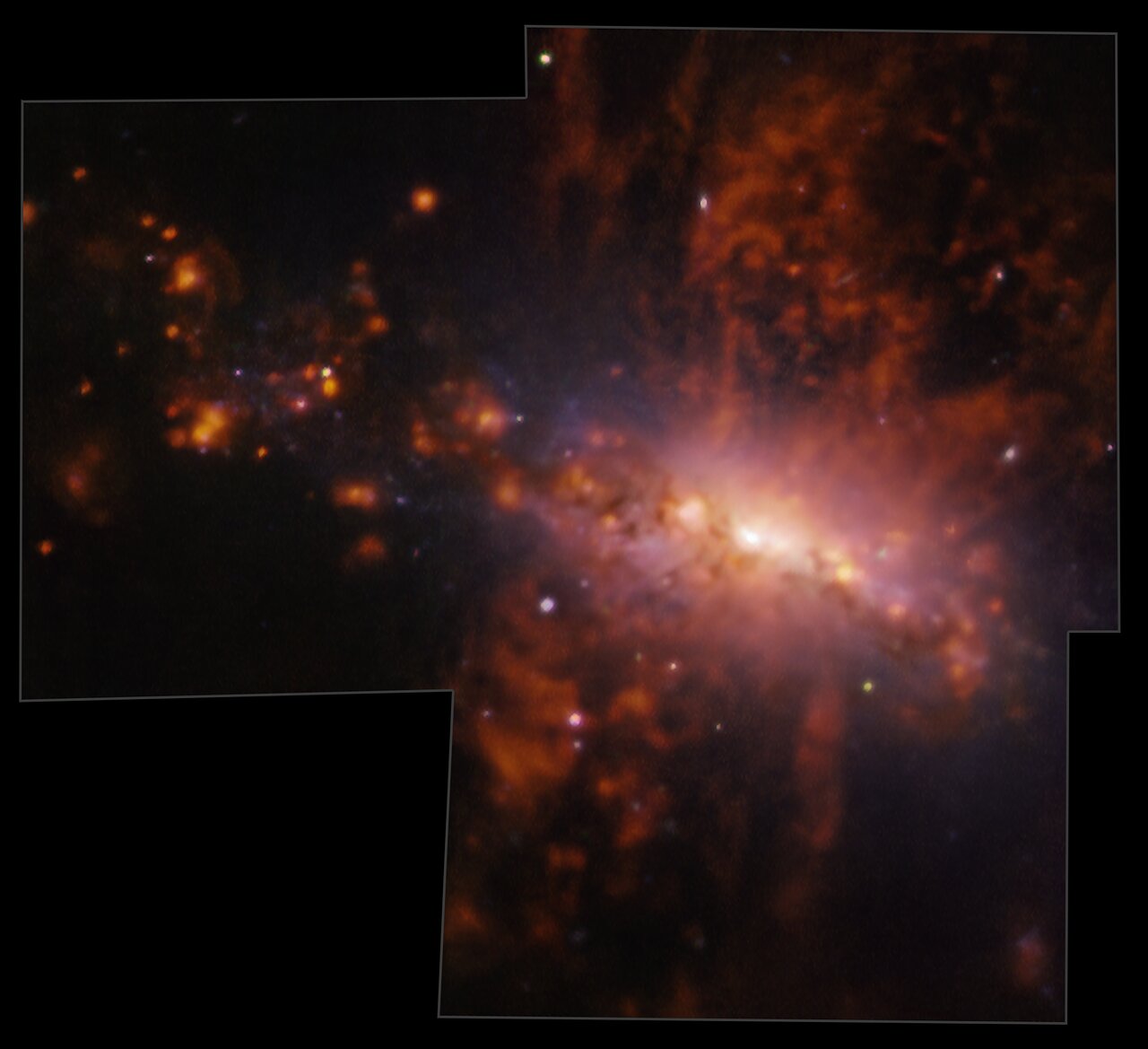 Une vue tachetée et floue d’une galaxie avec une région centrale lumineuse.
