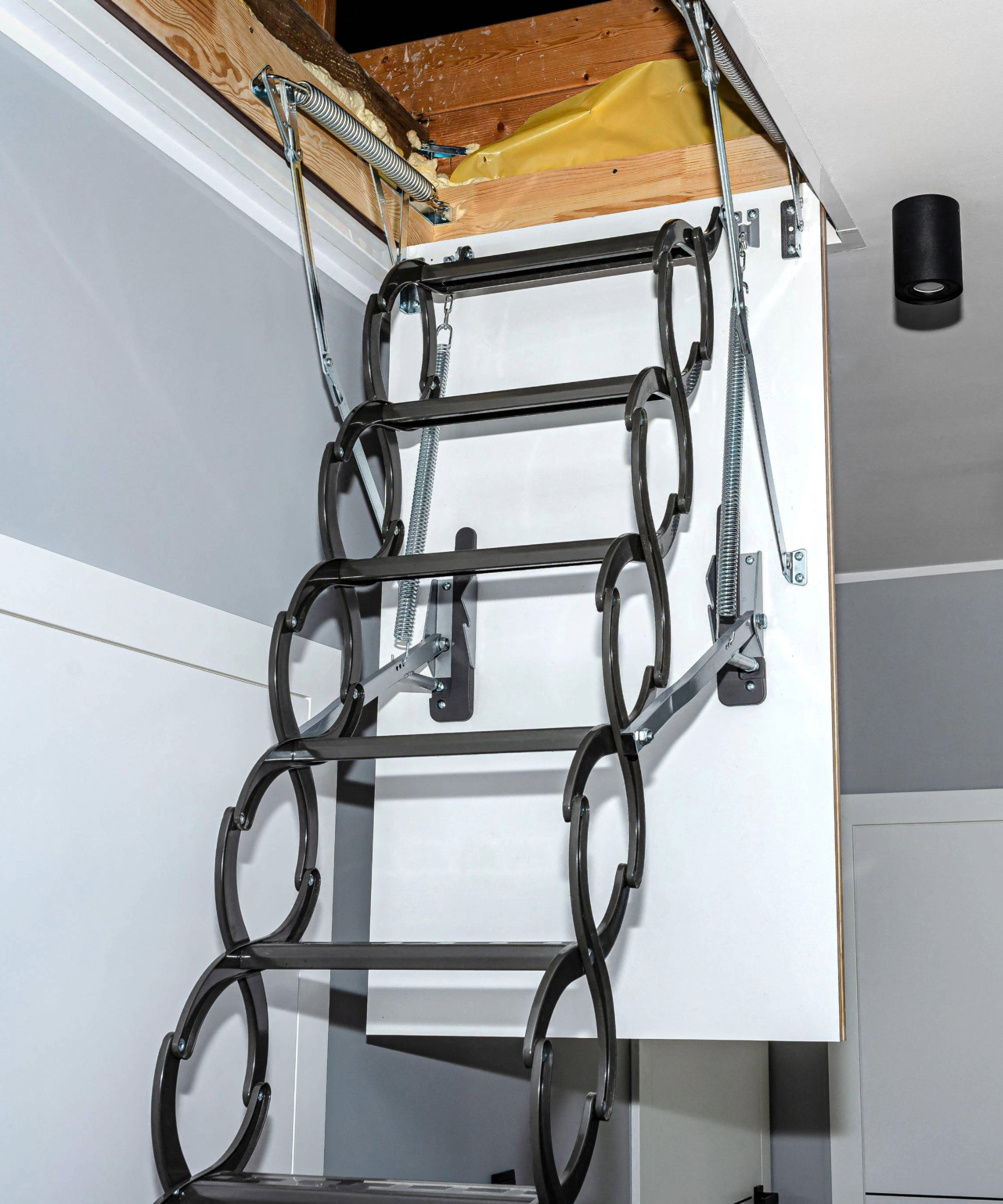 Concertina type of loft ladder