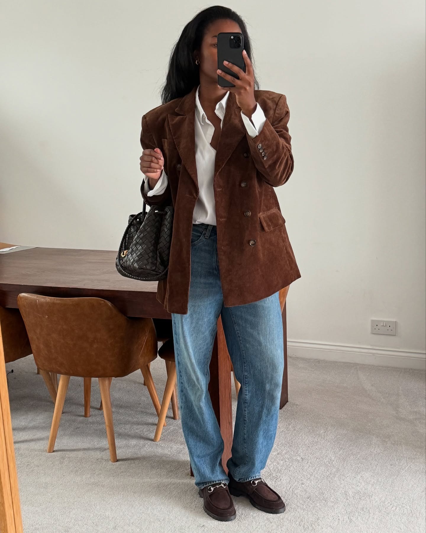 Fashion person Marylin wears a winter jeans outfit 2025.