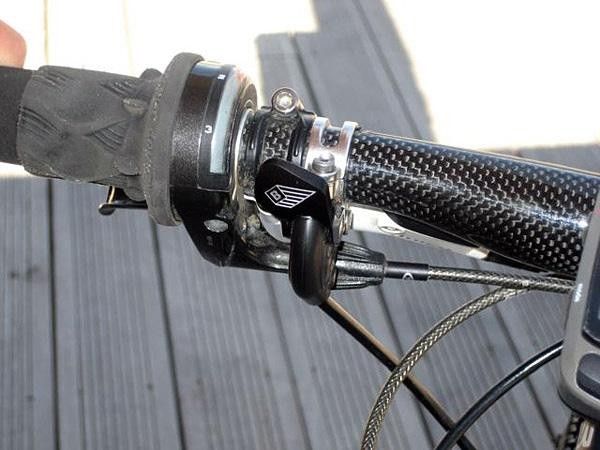 Absalon utilizes SRAM's latest PushLoc handlebar-located remote lockout lever, developed as part of the company's BlackBox program.