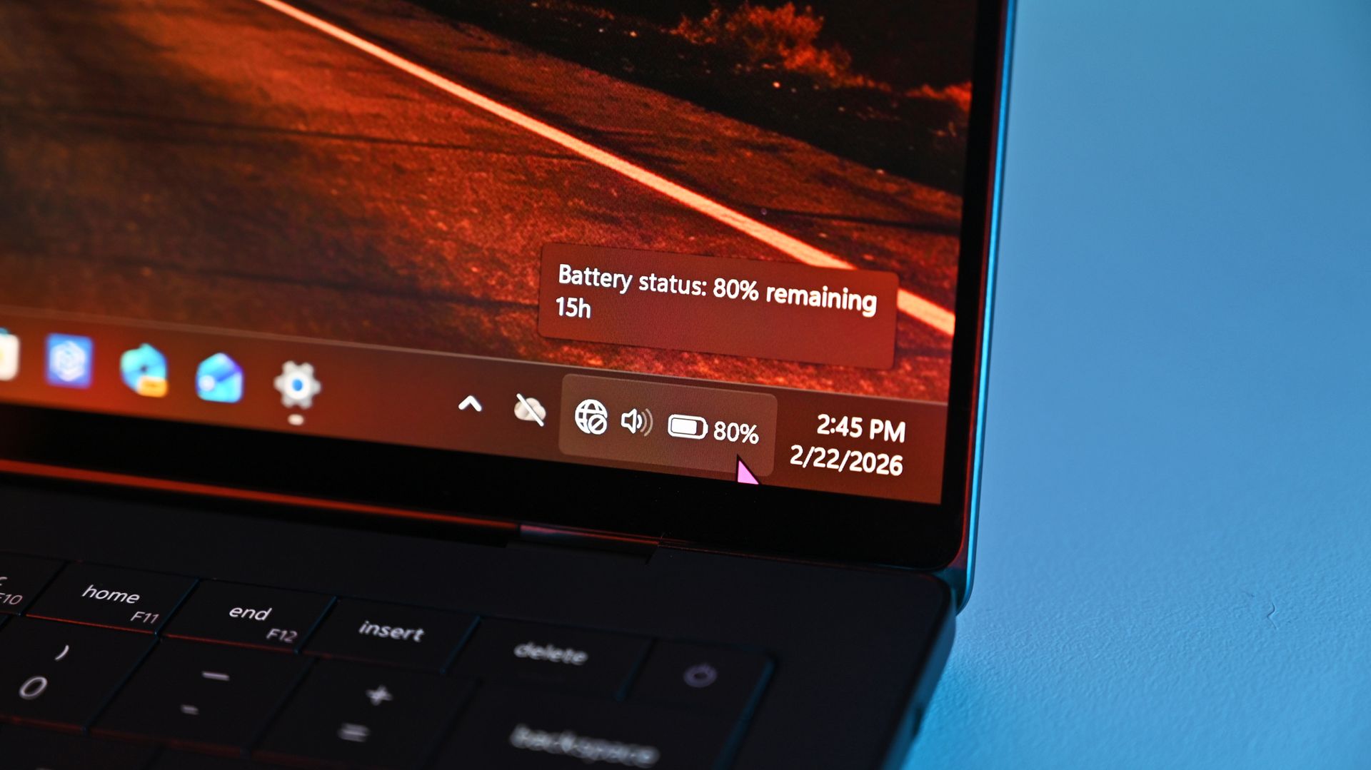 Close-up of a Windows taskbar on a Dell XPS 14 screen displaying a battery status pop-up showing 80% remaining with an estimated 15 hours of battery life.