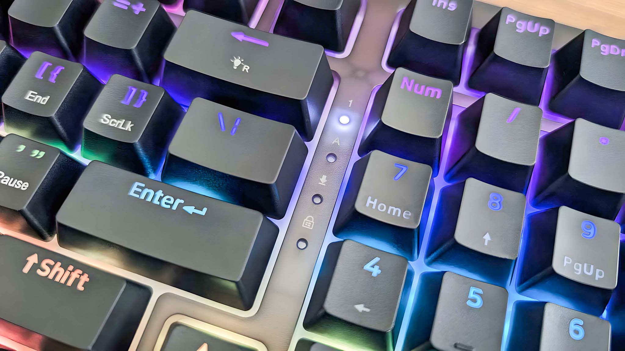 Closeup of the lights to the left of the numberpad.