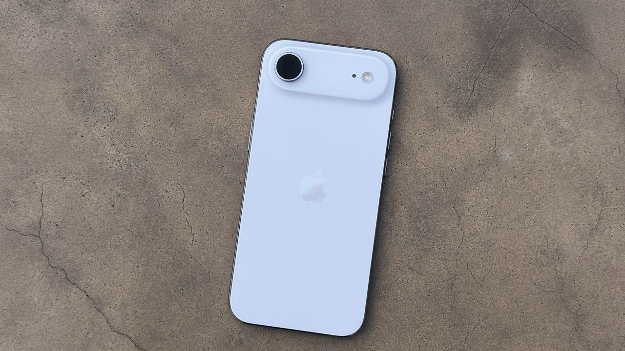 I ditched my new iPhone 17 Pro for the iPhone Air, and for the first time in years Apple has blown me away