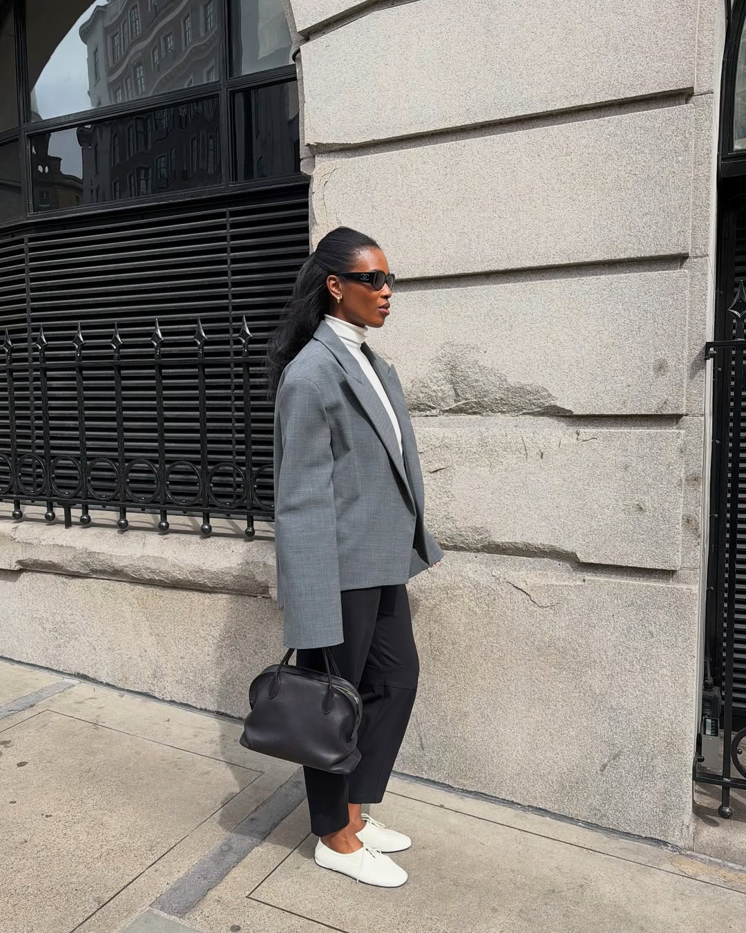 Marilyn in white derby shoes