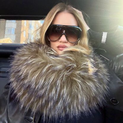 rosie huntington whiteley wears a faux fur collar