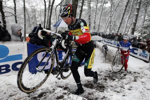 Nys chases during the race