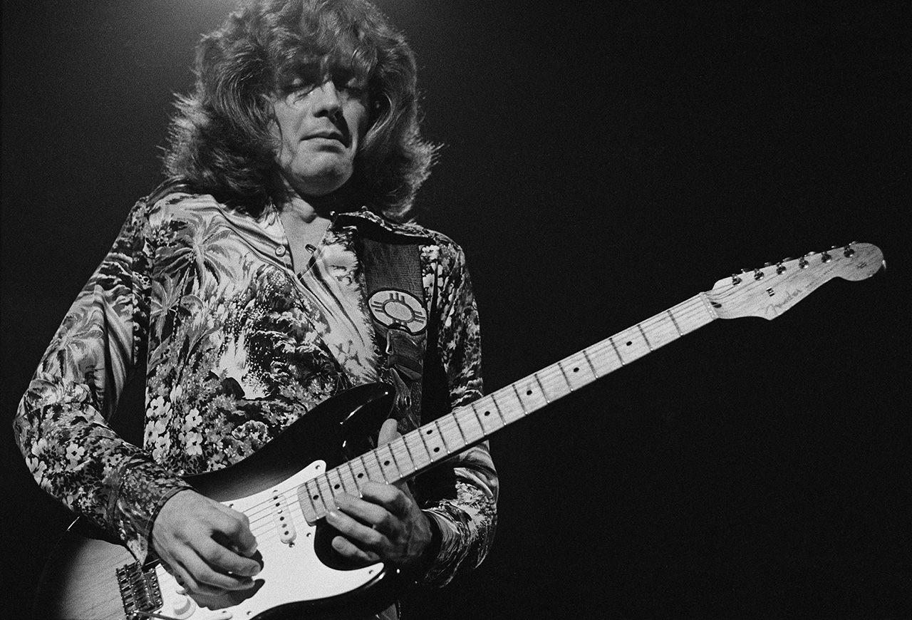 Guitarist and singer Ted Turner performing with British rock group Wishbone Ash at Alexandra Palace, London, 22nd December 1973. (Photo by Michael Putland/Getty Images)