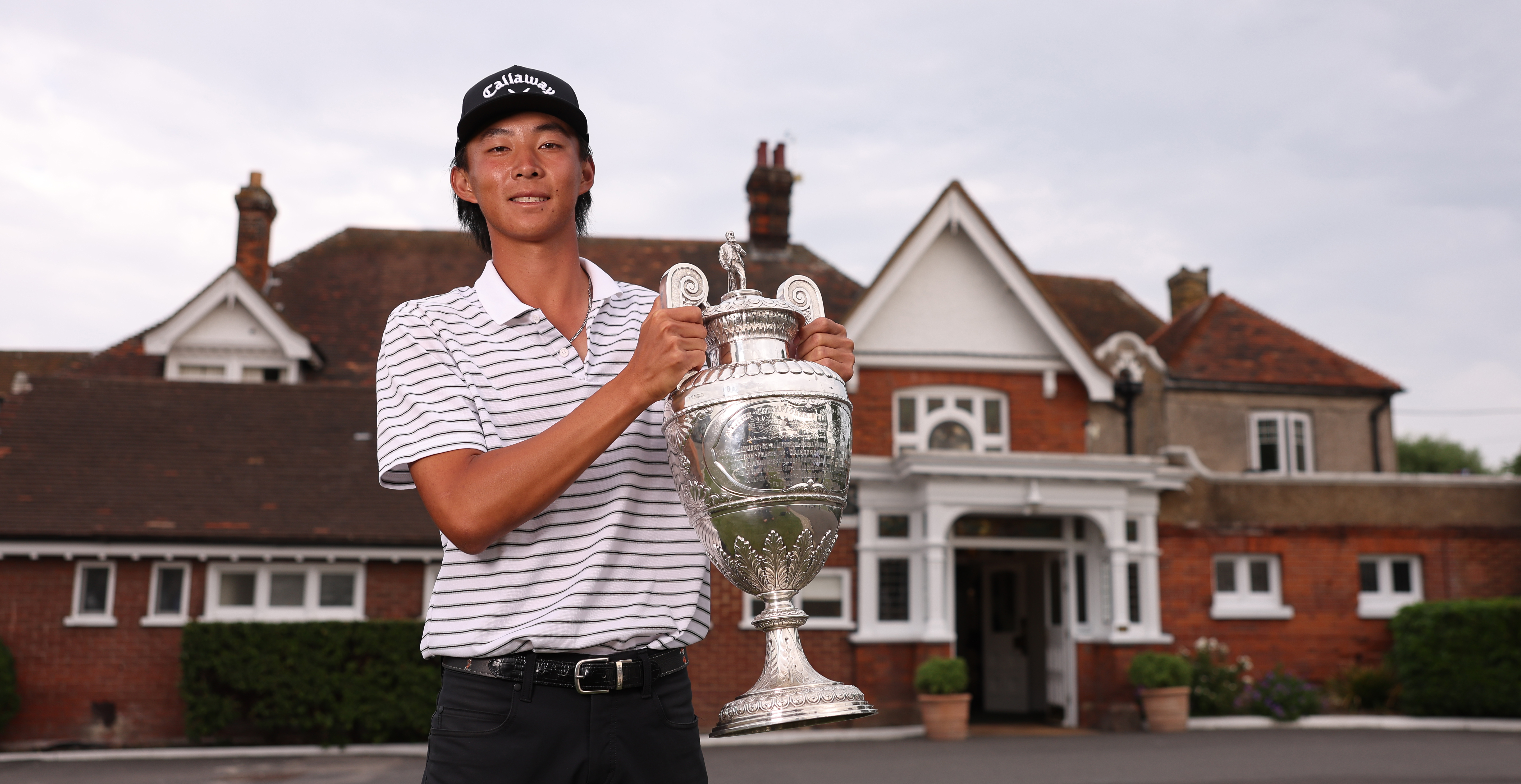 Ethan Fang holds The Amateur Championship trophy
