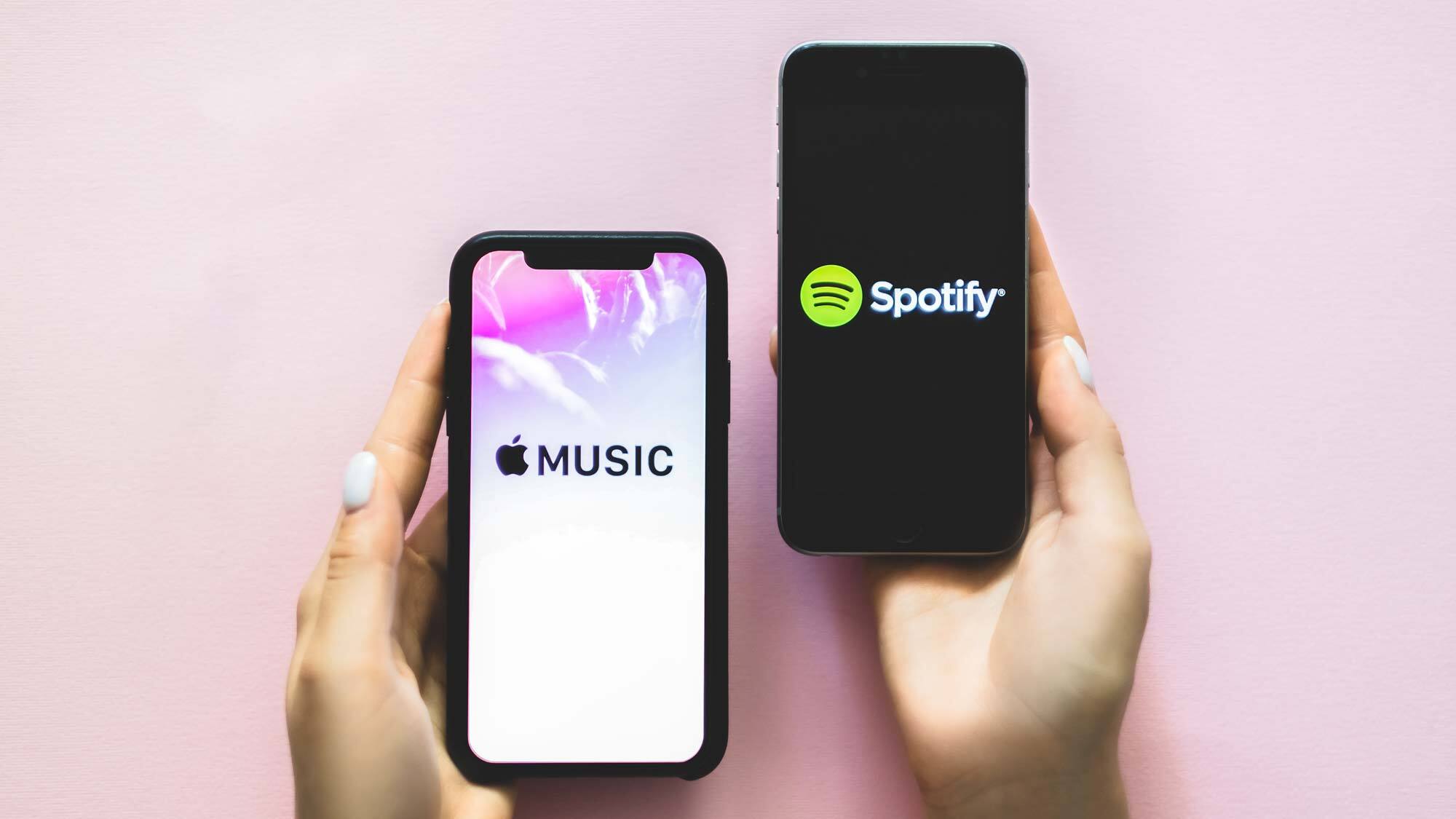Logotipo de Apple Music y logotipo de Spotify en teléfonos