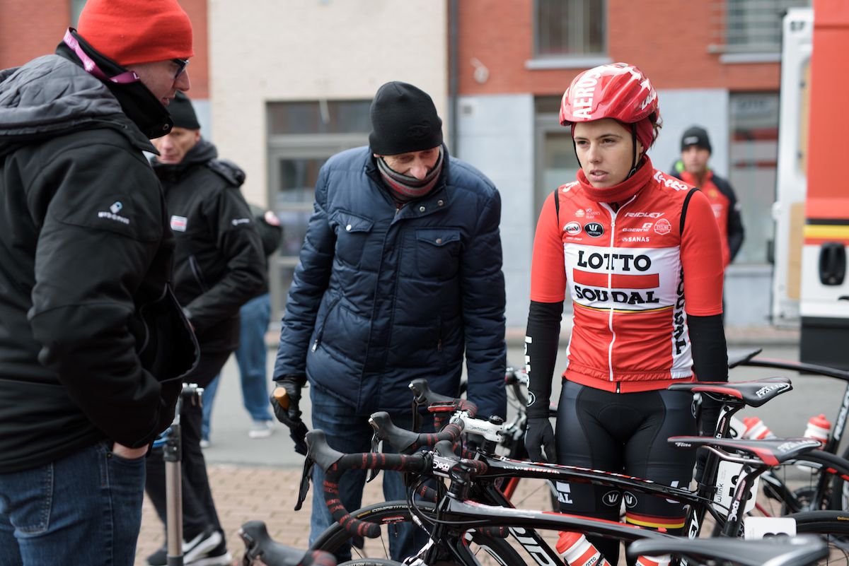 A bitterly cold morning greeted the riders in Quaregnon for the 112.8 km Le Samyn des Dames