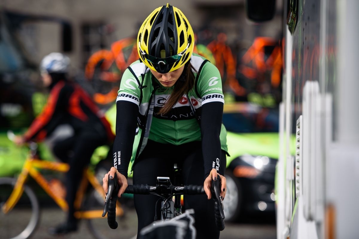 Rachele Barbieri (Cylance Pro Cycling) warms up
