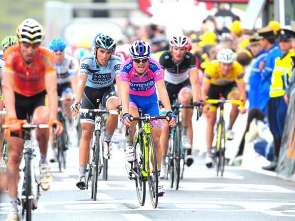 Damiano Cunego (Lampre-ISD) comes home behind Samuel Sanchez (Euskaltel-Euskadi).