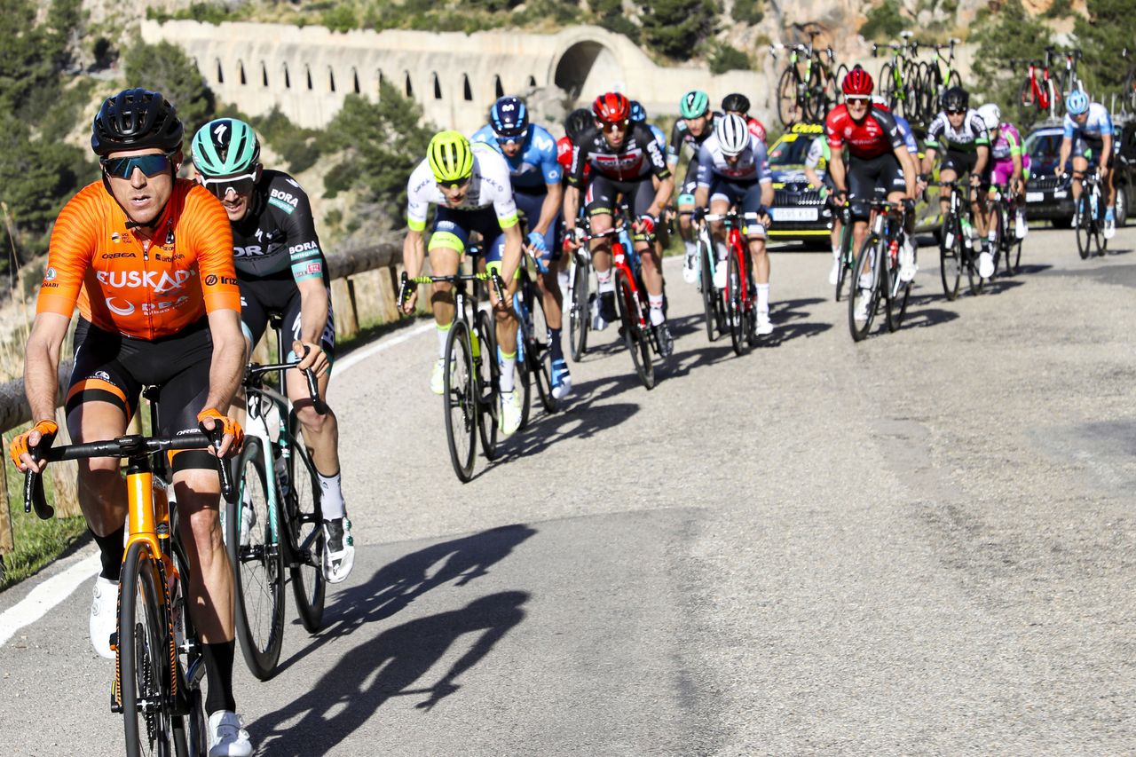 A first main selection occurred with 70km to go
