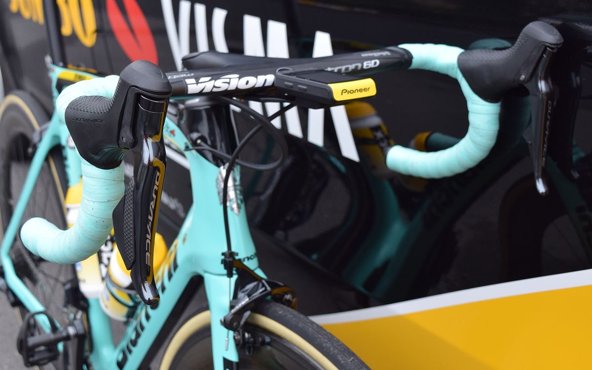 Shimano Dura-Ace R9150 levers are paired with contrasting celeste handlebar tape
