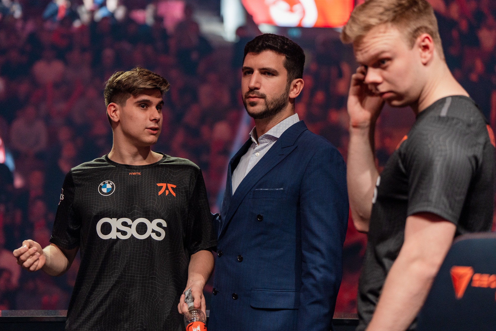 Razork, Yamato och Wunder står uppe på scen under semifinalerna av LEC Finals 2022.