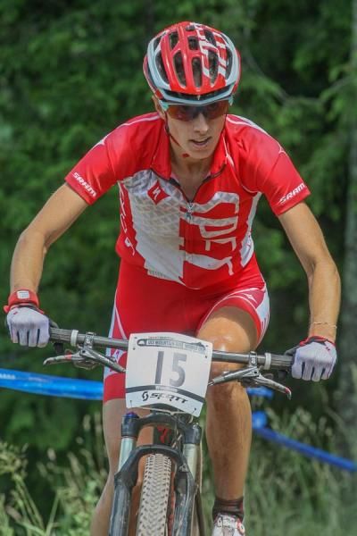 Lea Davison keeps the leader close.