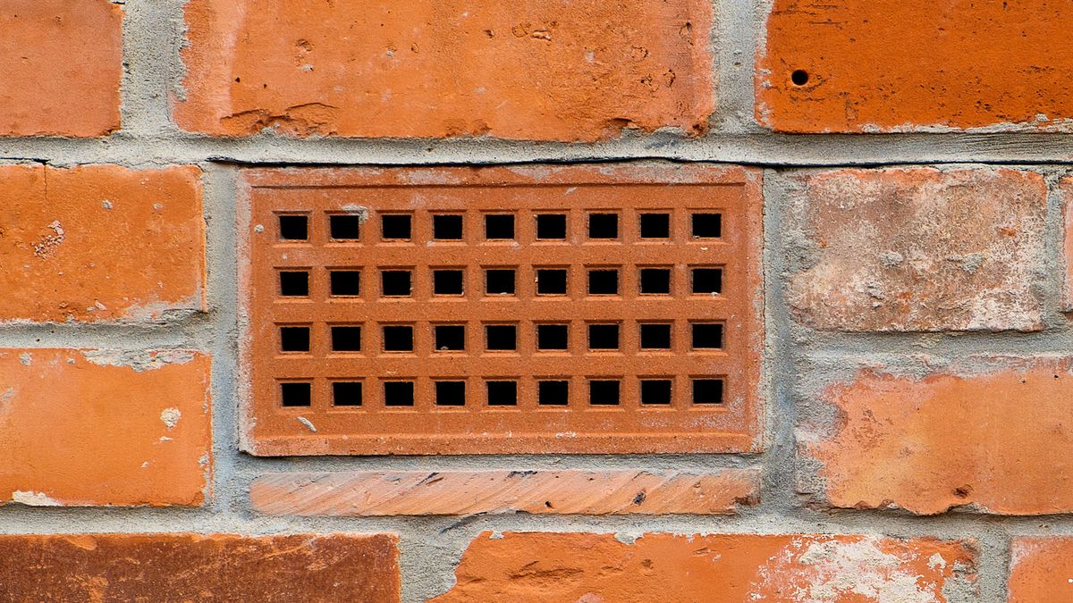 Air brick in wall with DPC above