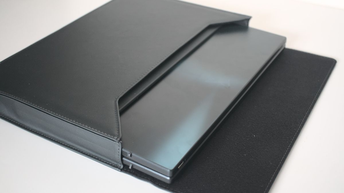 ASUS Zenbook 17 Fold (UX9702)