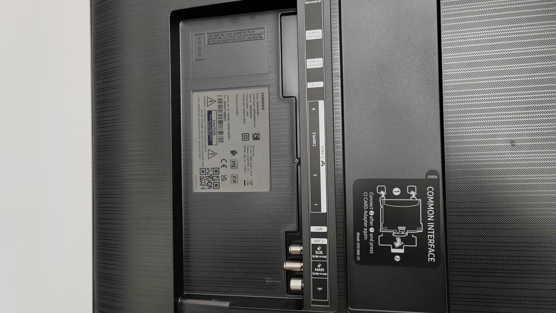 Samsung-Q80B- entradas del panel trasero