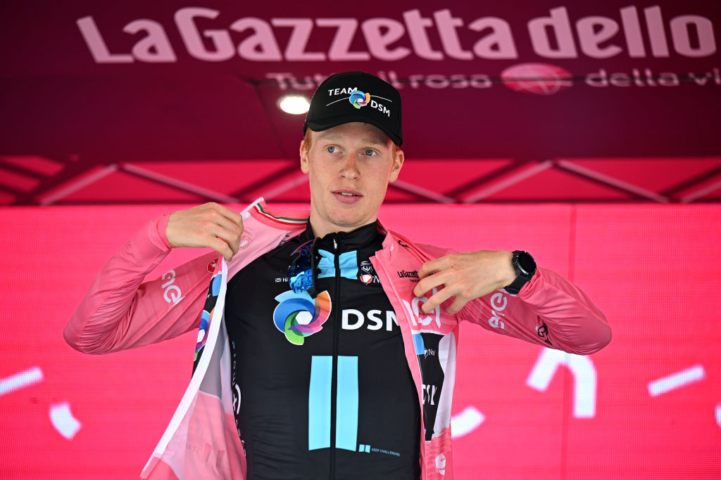 FOSSOMBRONE ITALIA 13 DE MAYO Andreas Leknessund de Noruega y el equipo DSM celebran en el podio como ganador de la camiseta de líder rosa durante la etapa 8 del 106° Giro dItalia 2023, una etapa de 207 km de Terni a Fossombrone UCIWT el 13 de mayo de 2023 en Fossombrone Italia Foto de Stuart FranklinGetty Images