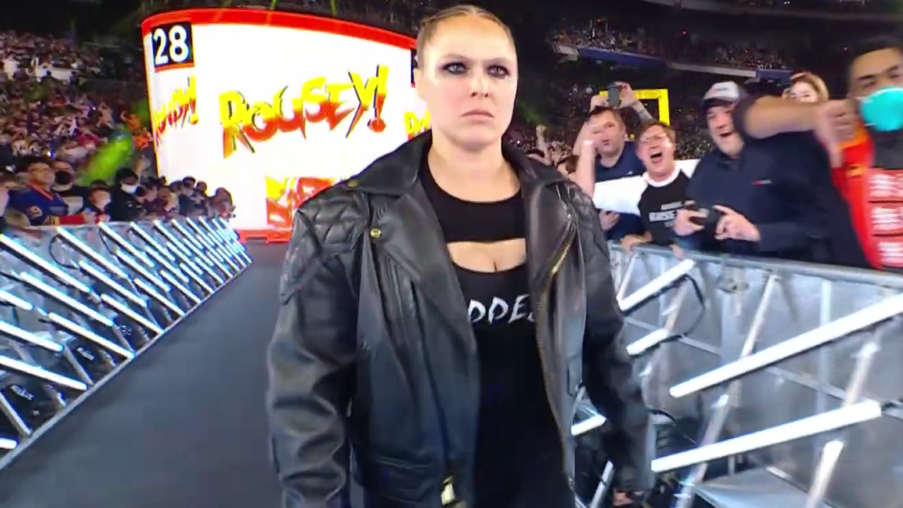 Ronda Rousey entrando al Royal Rumble