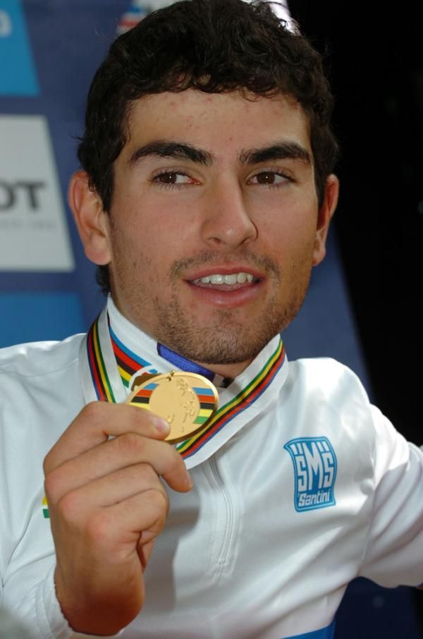 Pierre-Henri Lecuisinier shows off his gold medal