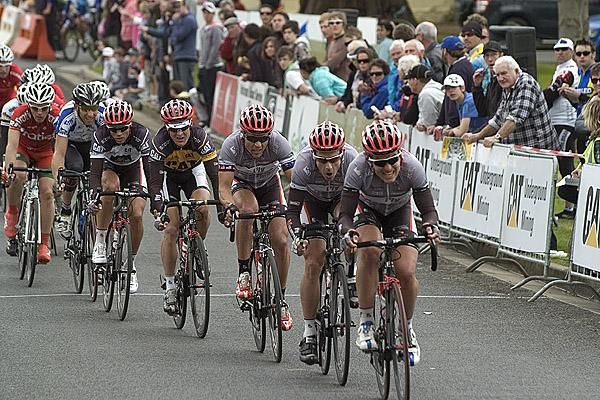 Benjamin King drives his Fly V Australia teammates into the 40th and final lap.