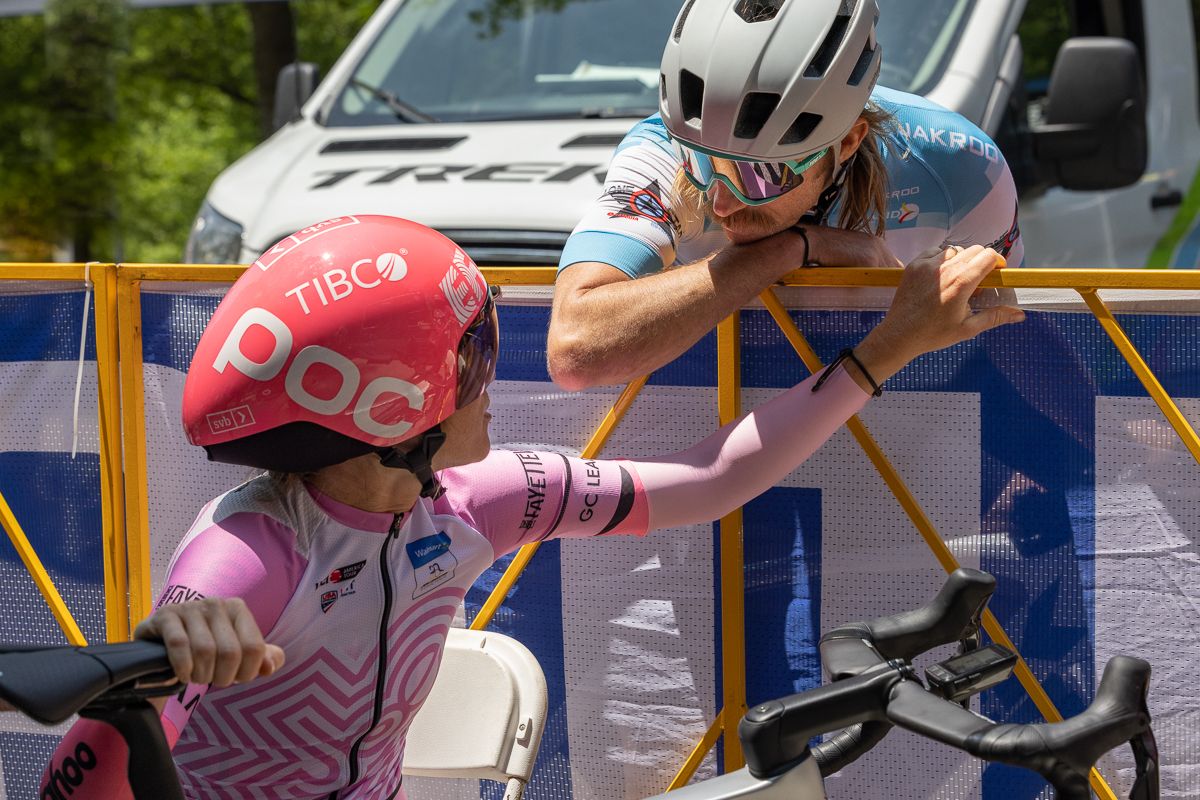 Lauren Stephens (EF Education - Tibco - SVB) gets words of support and encouragement from her husband Mat Stevens (Elevate).
