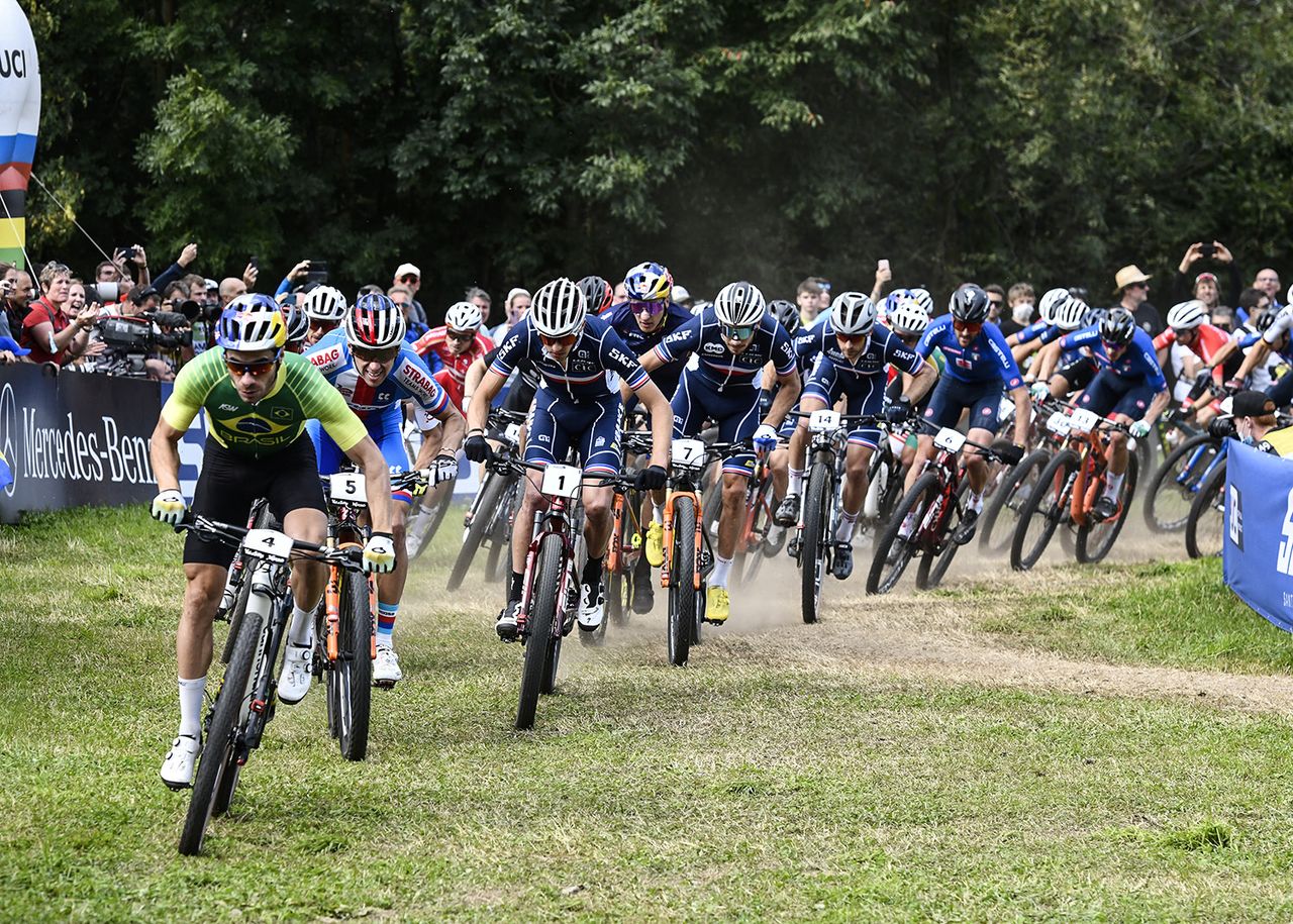 Henrique Avancini (Brazil) leading at start