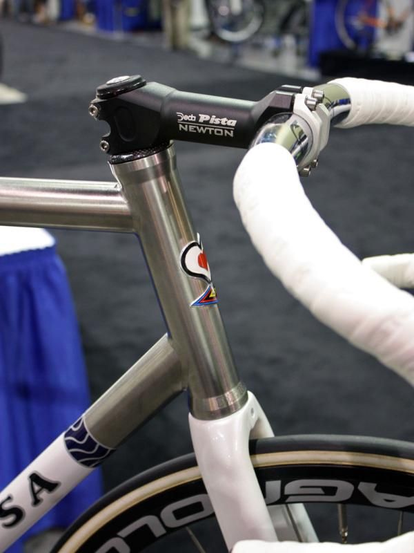 This is one of the cleanest-looking internal-type metallic head tubes we've seen.