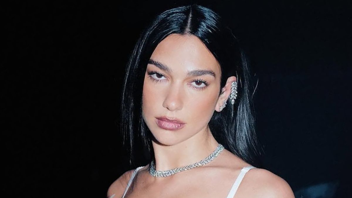 Dua Lipaのセクシーで悲しい女の子の裸のドレスペアラテックスレイヤーと花のオペラグローブ