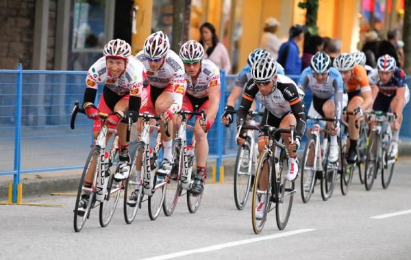 Eric Wohlberg (Form Fitness) and the Jelly Belly team.