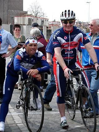 David Etxebarria (Liberty Seguros) is relaxed with his partner before the start.