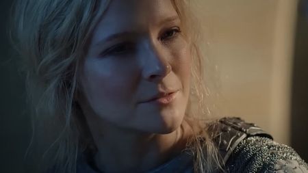 Morfydd Clark as Galadriel in The Lord of the Rings: The Rings of Power episode 9