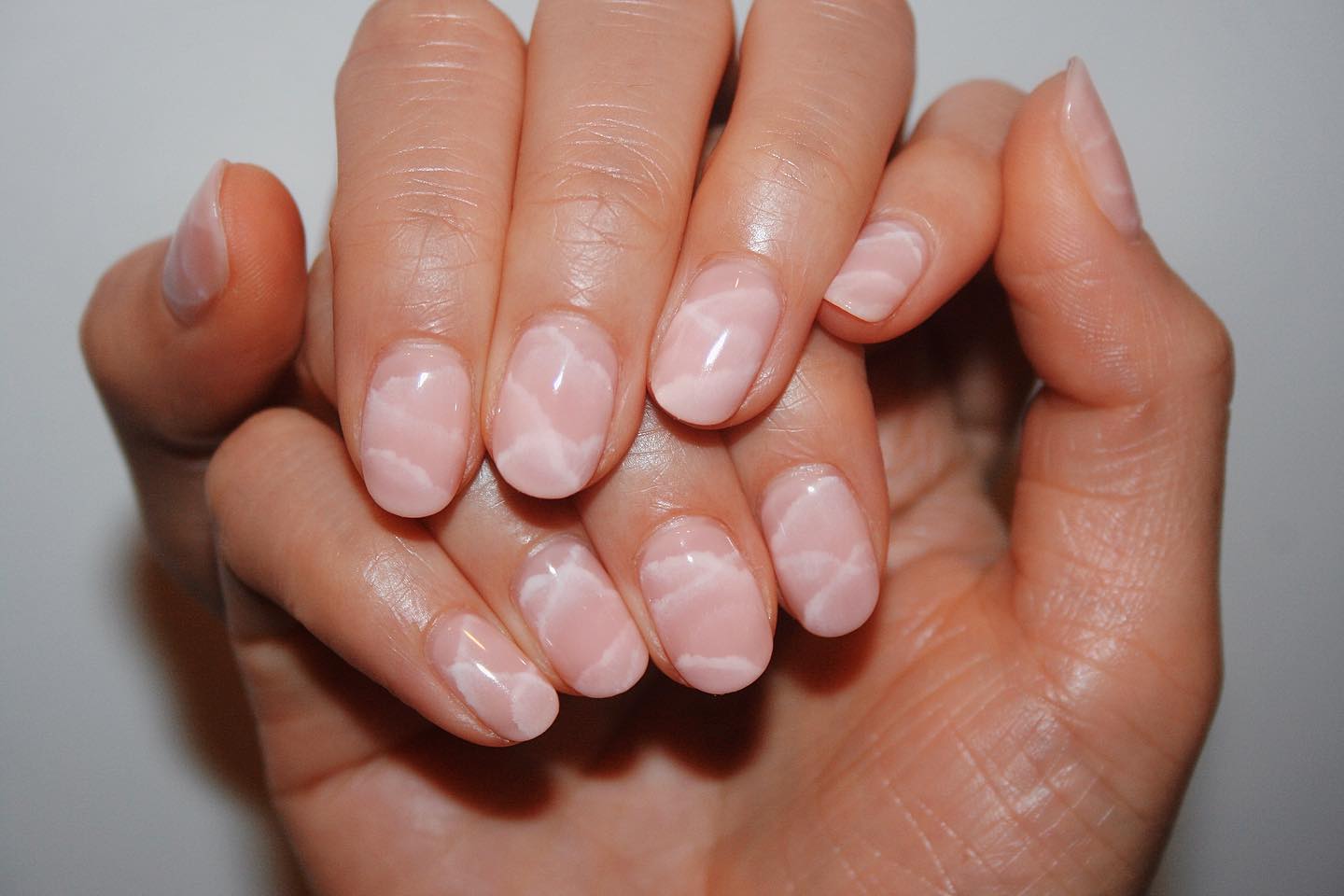 Short nails with a rose quartz design.