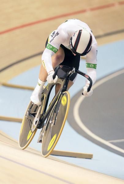 Head down, Shane Perkins (Australia) gets a fast time in sprint qualifying.